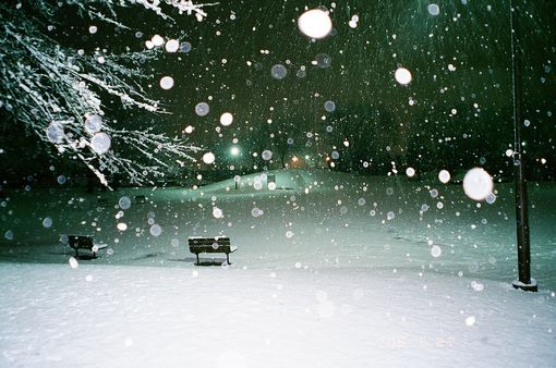 冬天下雪的夜晚美景图片