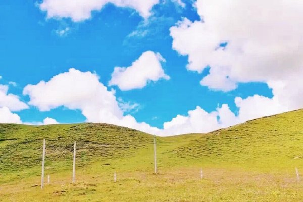 青藏高原公路上的风景图片