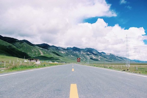 青藏高原公路上的风景图片