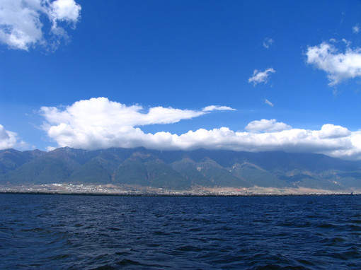 美丽洱海湖水风景图片
