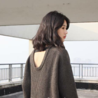 短发女生微信头像 前面可以因为不懂而荒芜