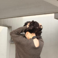短发女生微信头像 前面可以因为不懂而荒芜