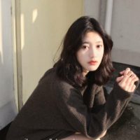 短发女生微信头像 前面可以因为不懂而荒芜