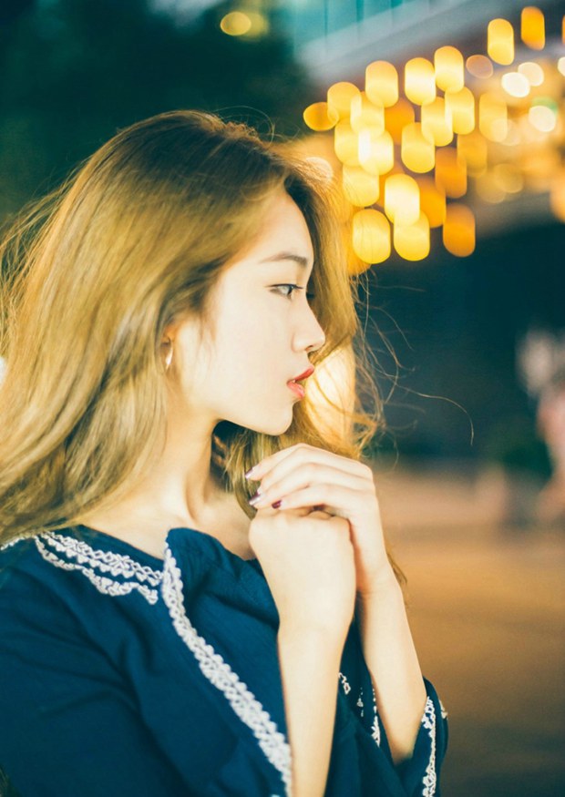 唯美夜晚路边漂亮妹子图片