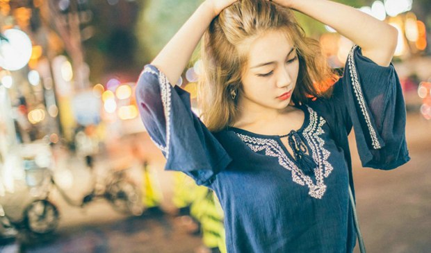 唯美夜晚路边漂亮妹子图片