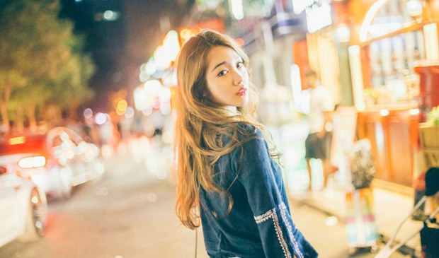 唯美夜晚路边漂亮妹子图片