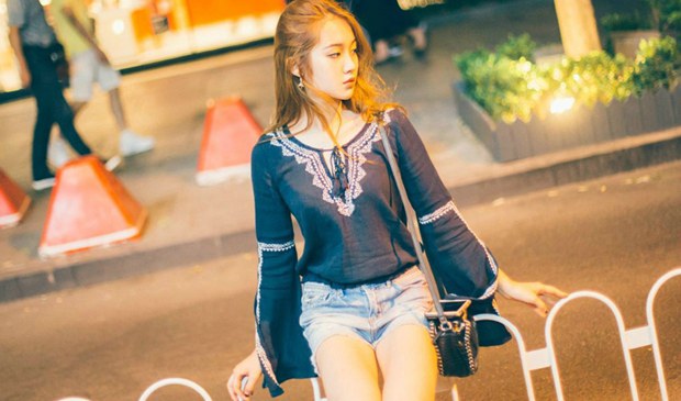 唯美夜晚路边漂亮妹子图片