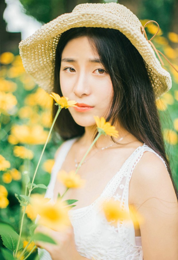 热夏郊外草帽清纯美女图片