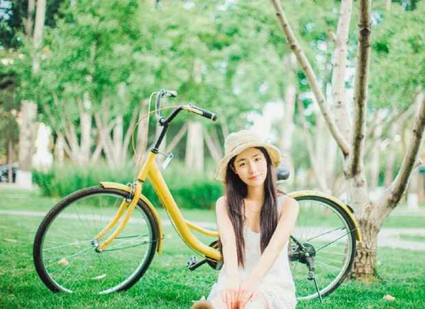 热夏郊外草帽清纯美女图片