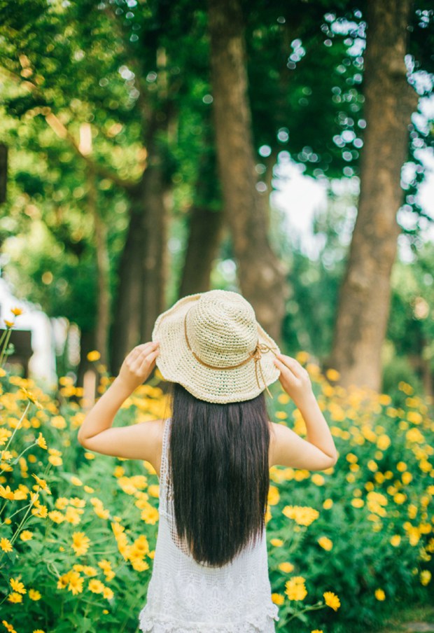 热夏郊外草帽清纯美女图片