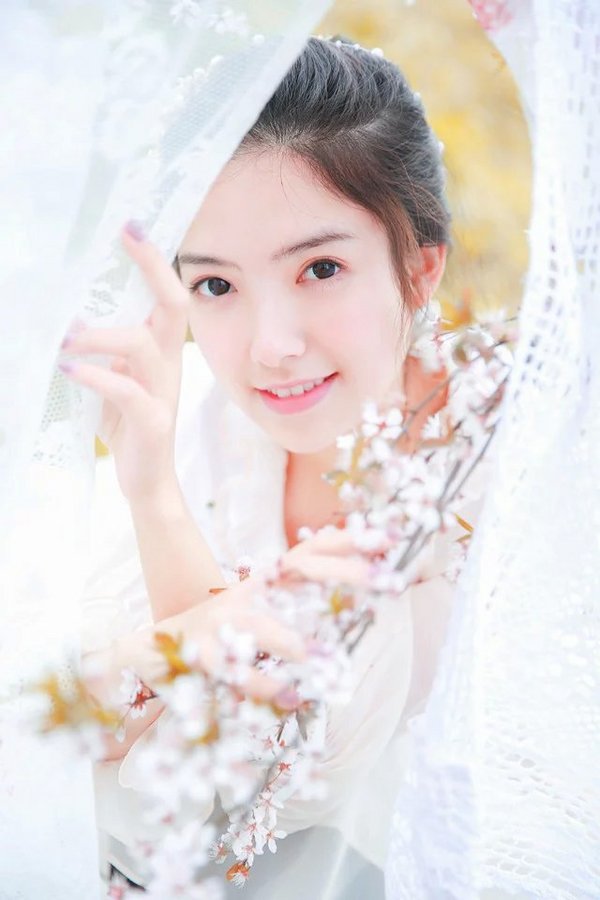 唯美可爱美女白婚纱照片