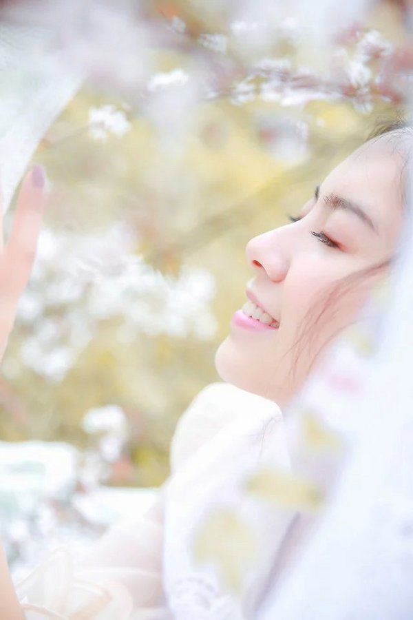 唯美可爱美女白婚纱照片