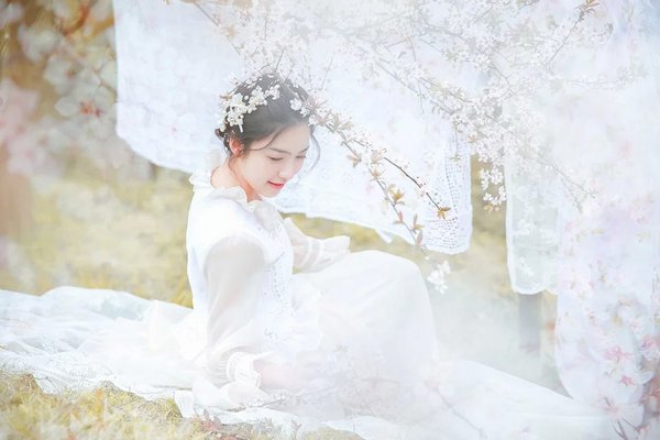 唯美可爱美女白婚纱照片