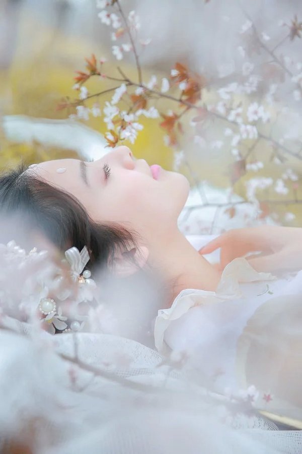 唯美可爱美女白婚纱照片