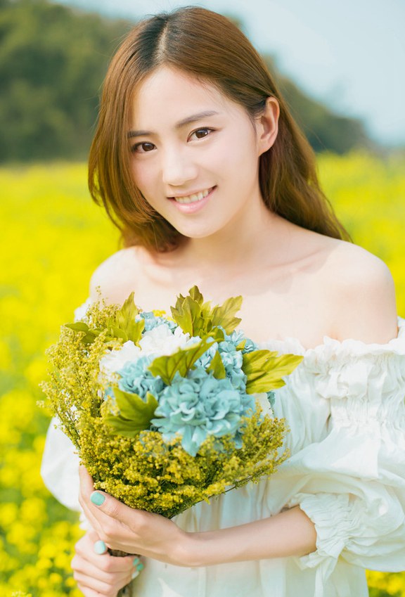 油菜花中小清新可爱美女图片