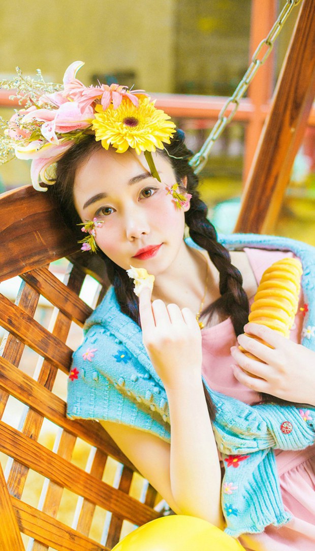 麻花辫带花可爱美女图片