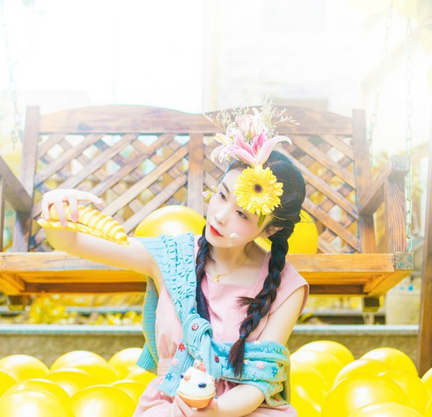 麻花辫带花可爱美女图片