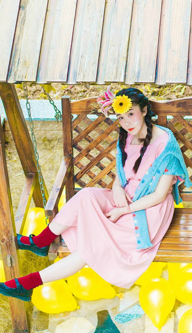 麻花辫带花可爱美女图片