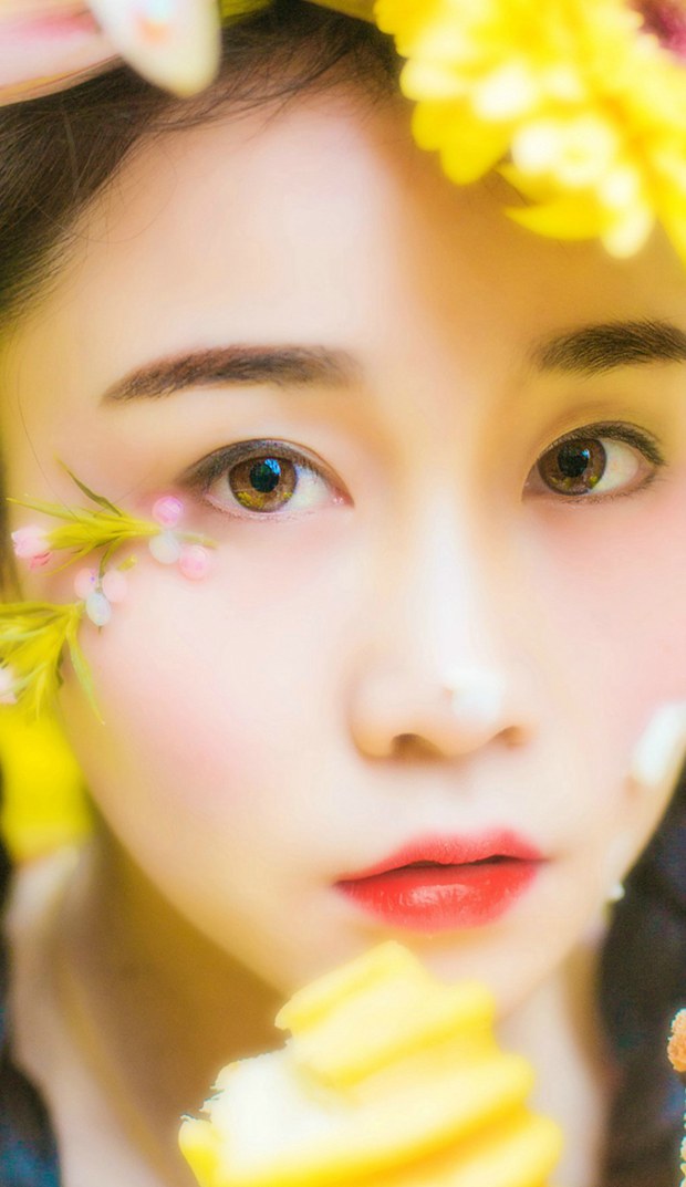 麻花辫带花可爱美女图片