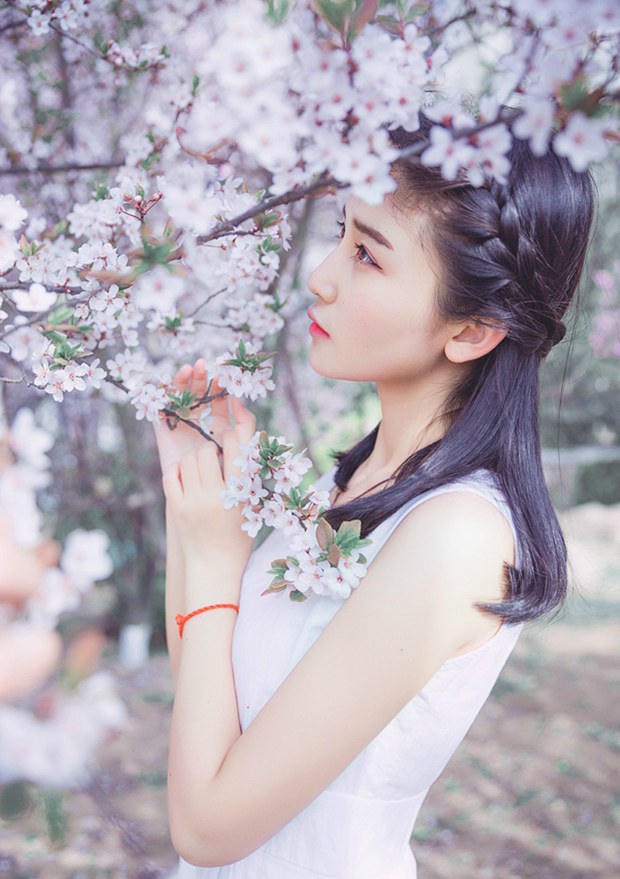 浪漫樱花园清纯美女图片