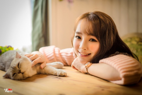 唯美可爱猫咪女生的悠闲生活