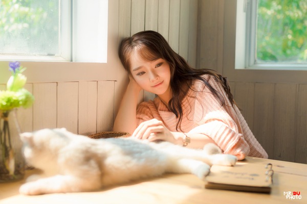 唯美可爱猫咪女生的悠闲生活