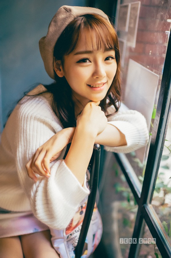 文艺小清新爱摄影的微笑萌妹子