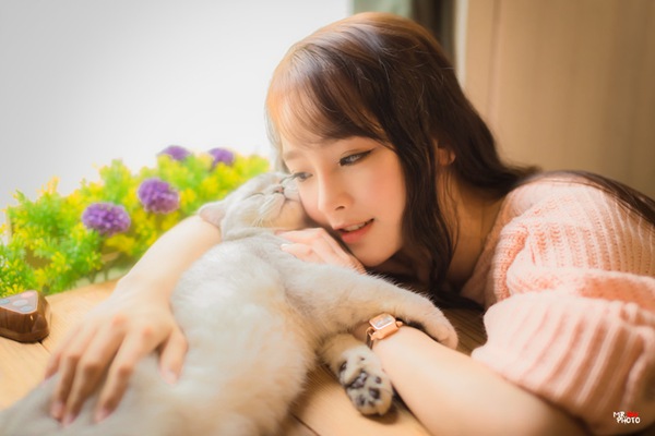 唯美可爱猫咪女生的悠闲生活