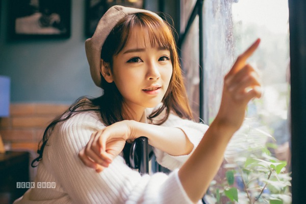 文艺小清新爱摄影的微笑萌妹子