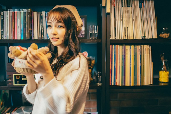 文艺小清新爱摄影的微笑萌妹子