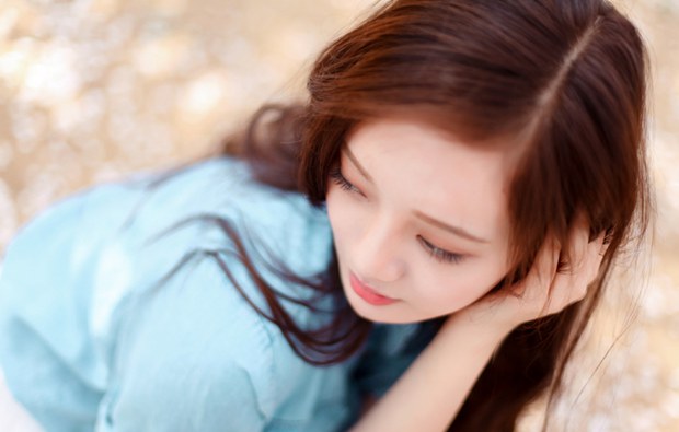 阳光初夏栗色长发清纯美女图片