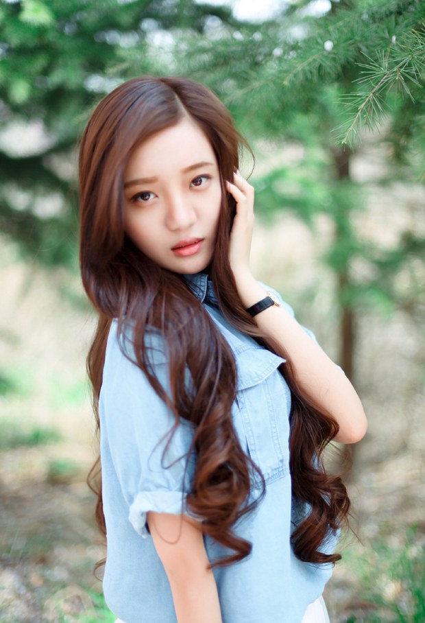 阳光初夏栗色长发清纯美女图片