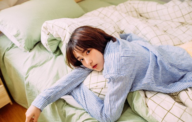 清纯短发女生的周末时光图片