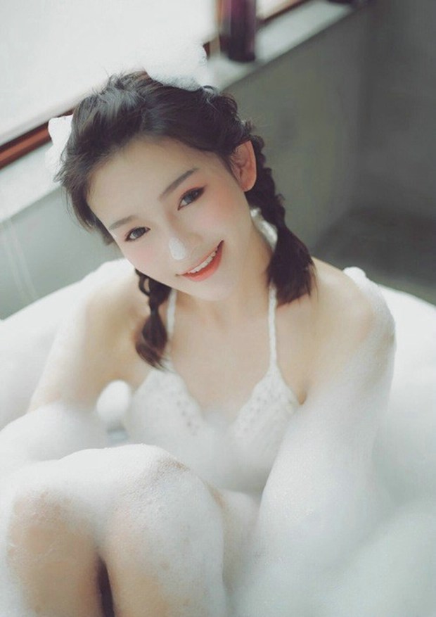 粉腮萌妹子洗澡泡泡浴照片