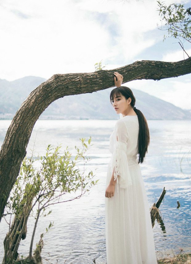 泸沽湖边白色长裙女神图片