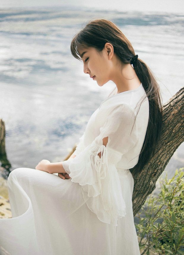 泸沽湖边白色长裙女神图片