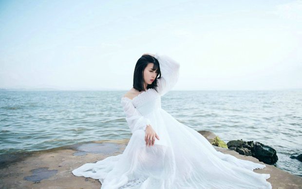海边白色长裙伤感美女图片