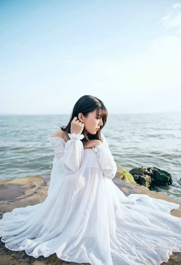 海边白色长裙伤感美女图片