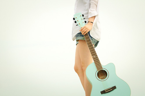 唯美女生弹吉它意境图片