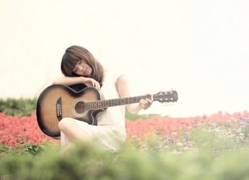 唯美女生弹吉它意境图片
