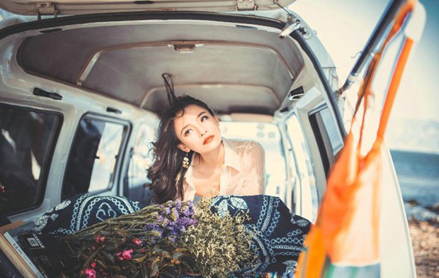 清纯凝思的长发美女图片