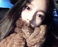 精致漂亮的红唇美女微信自拍头像