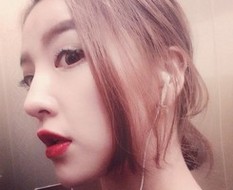 精致漂亮的红唇美女微信自拍头像