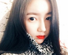 精致漂亮的红唇美女微信自拍头像