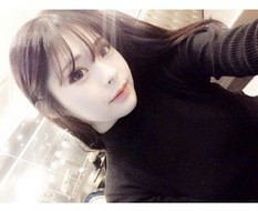 精致漂亮的红唇美女微信自拍头像
