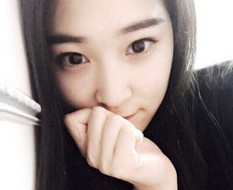 白皙漂亮的90后MM微信唯美自拍头像