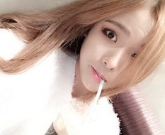 微信可爱咔哇依造型的韩国美眉头像