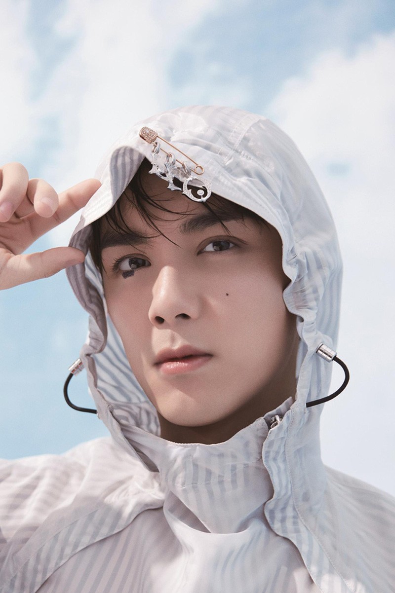 吴磊《芭莎男士》十一月刊封面图片