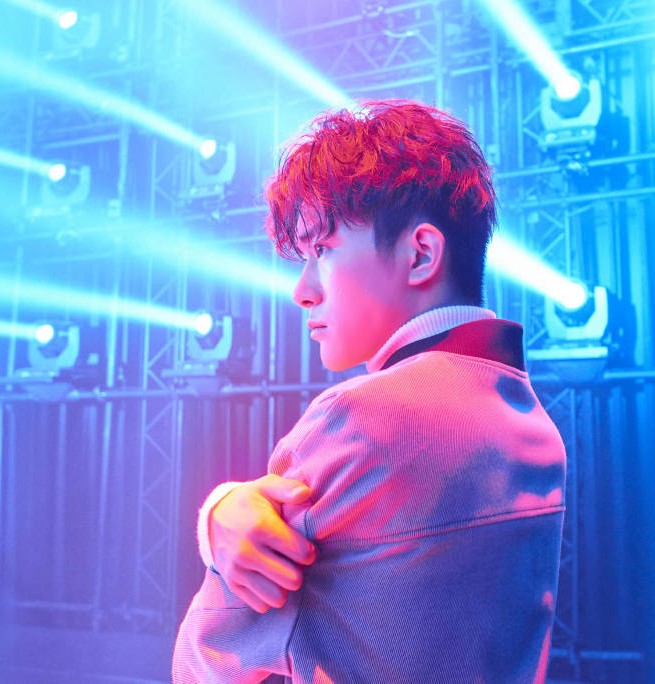 易烊千玺新歌MV帅气花絮照图片