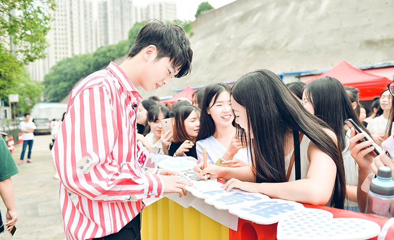 95后新晋演员陈宥维帅气高清活动照